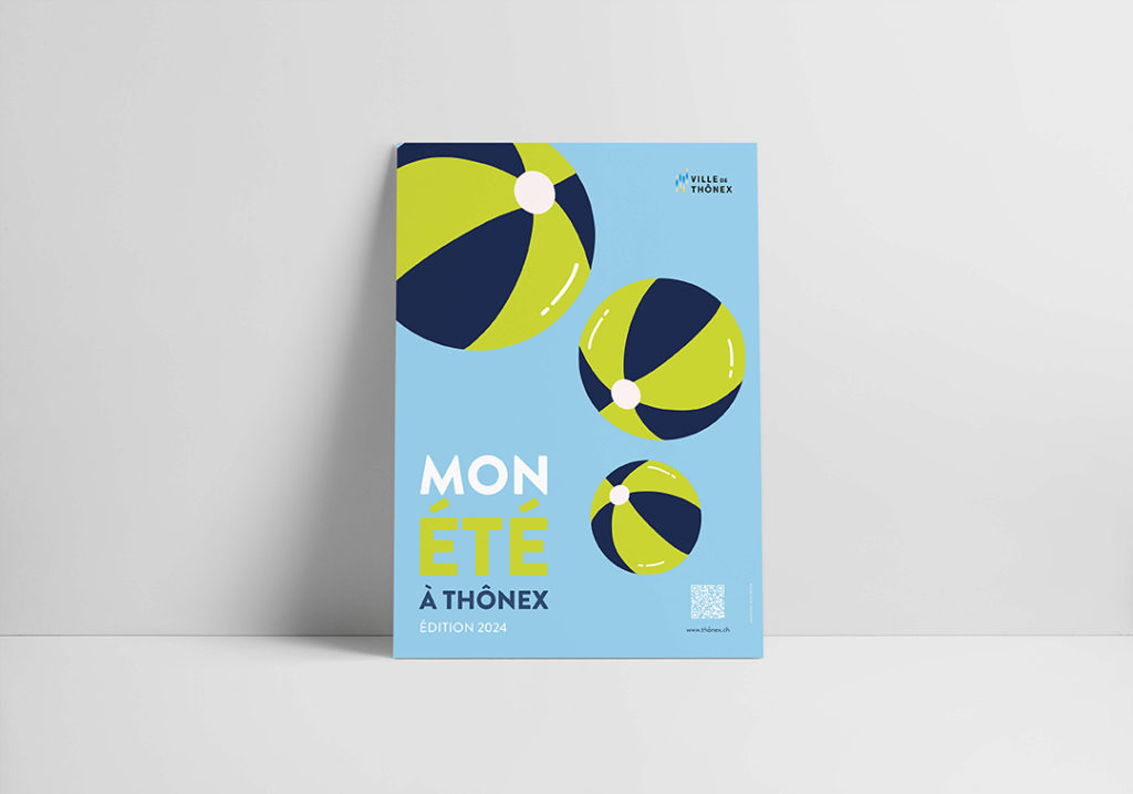 Trois saisons, trois objets inspirés de l’été : un parasol, des tongs et un ballon gonflable. On y ajoute les couleurs de la commune, ainsi qu’une touche de peps supplémentaire.