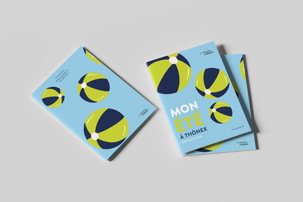 Trois saisons, trois objets inspirés de l’été : un parasol, des tongs et un ballon gonflable. On y ajoute les couleurs de la commune, ainsi qu’une touche de peps supplémentaire.