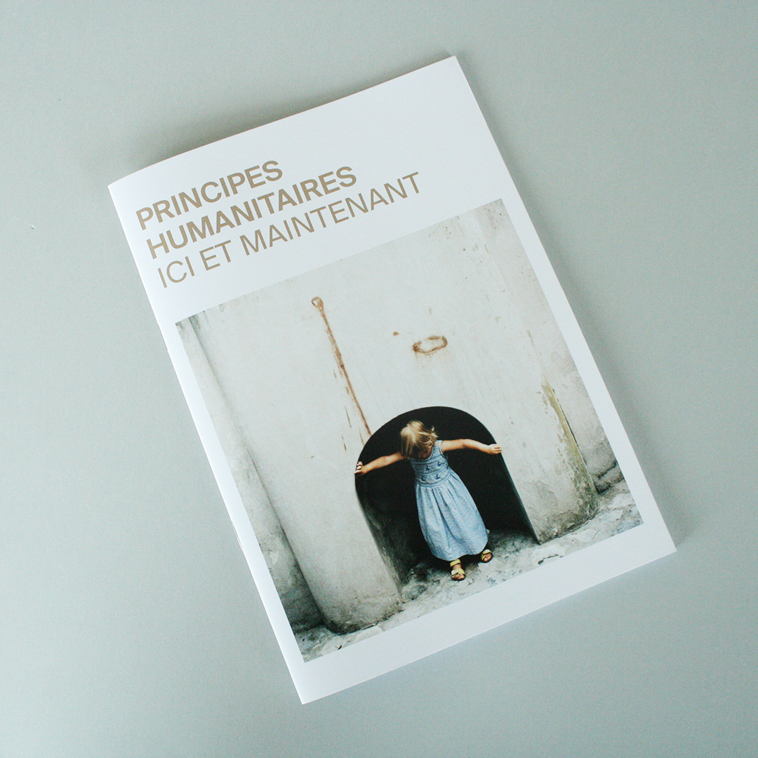 Brochure de présentation de l’exposition Principe humanitaire, conçue par Natalie Bindelli et traduite en plusieurs langues.
