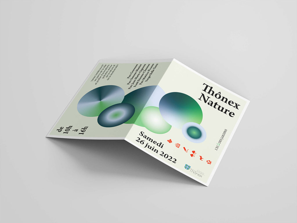 Flyer d’identité visuelle avec des bulles colorées symbolisant les parcs et la biodiversité entre ciel et herbe.