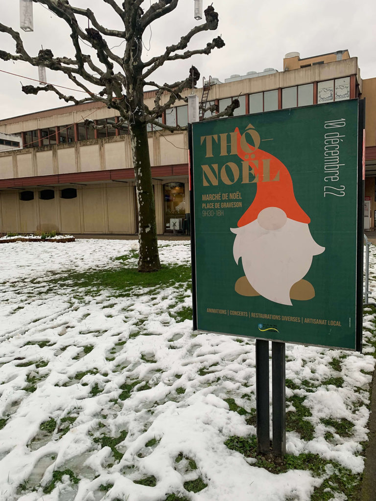 Affiche graphique représentant un lutin de Noël coloré, dans une série inspirée des symboles festifs.