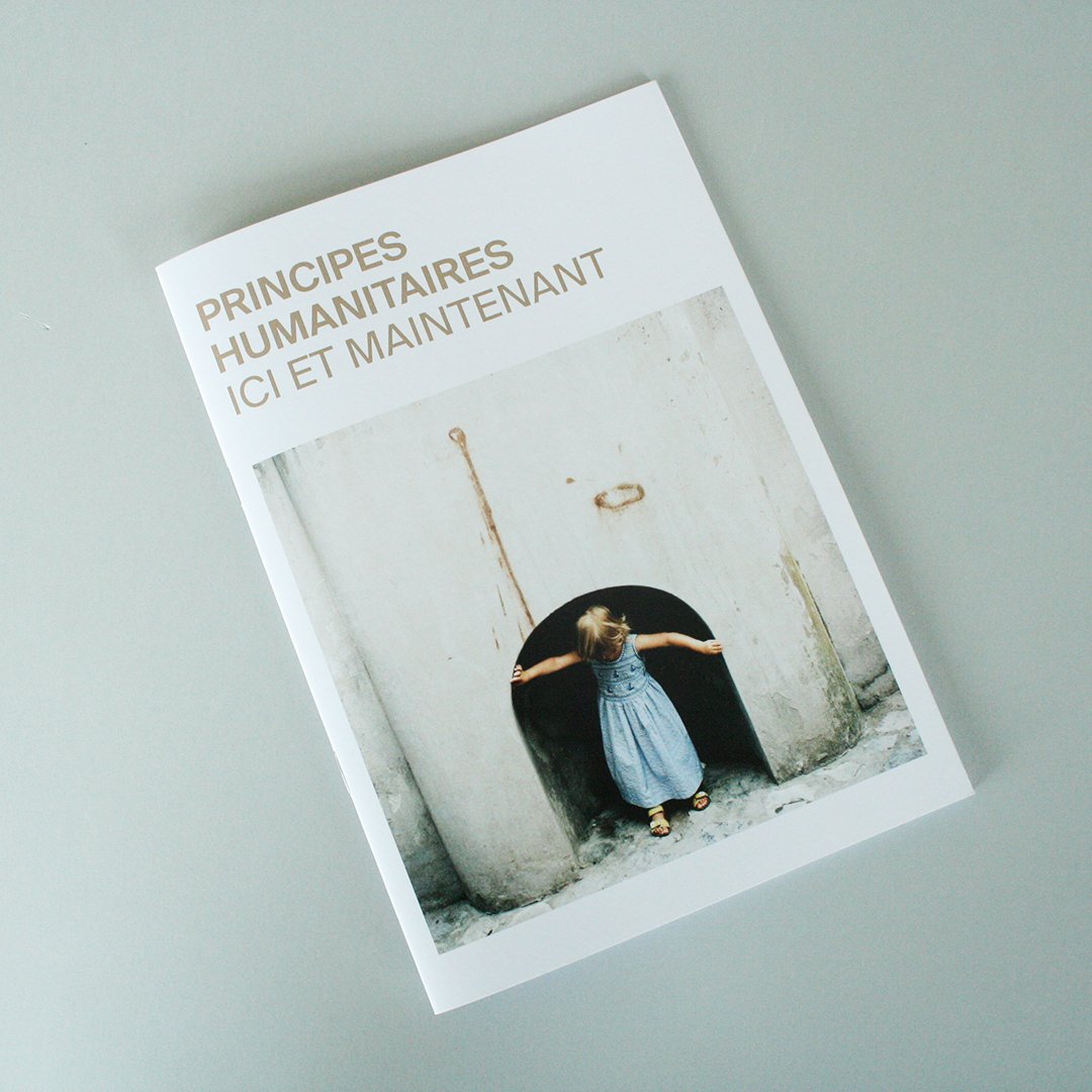 Brochure de présentation de l’exposition Principe humanitaire, conçue par Natalie Bindelli et traduite en plusieurs langues.
