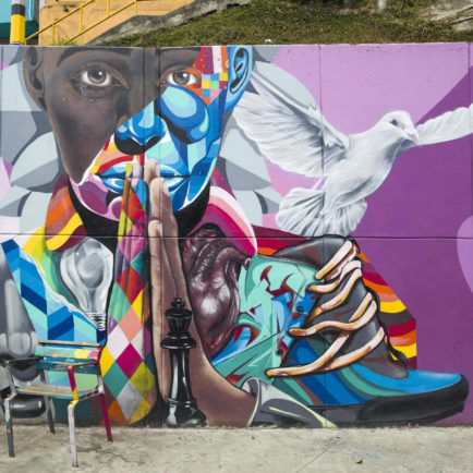 Fresque d'une femme et une Colombe. Colombie