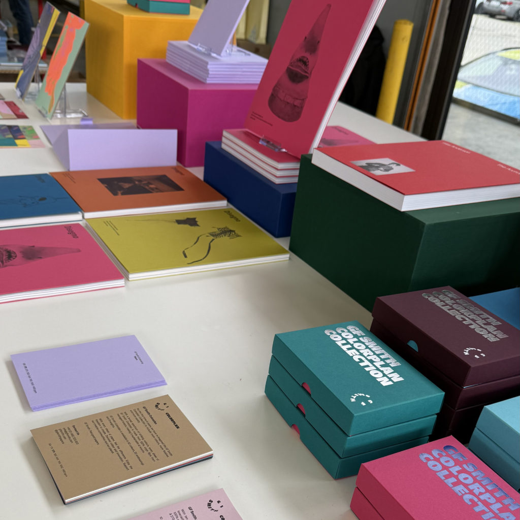 Paper Show Lausanne, stand de papetier aux multiples couleurs