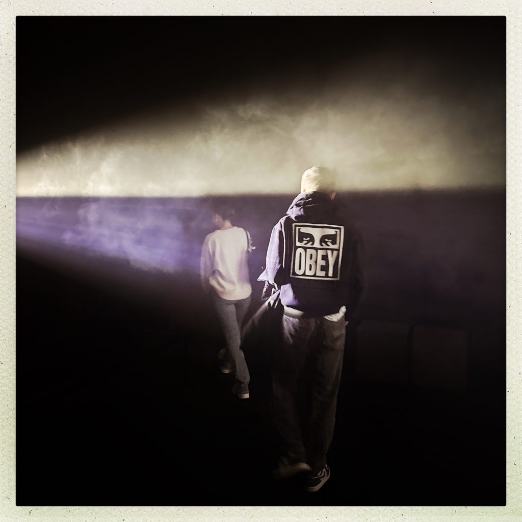 Milan - Fondation Prada, photo de mon fils de dos prise sur le vif dans un rayon lumineux