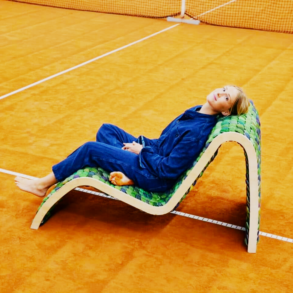 Une photo sur terrain de tennis de la designer Mathilde Wittock