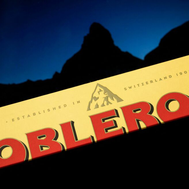 Une barre de Toblerone dans son nouveau package devant le cervin
